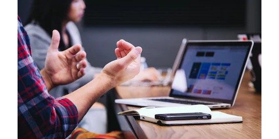 网络阅卷技术在大学考试改革中的角色网络阅卷技术在大学考试改革中的角色日益凸显。随着教育技术的进步，传统的手工阅卷方式逐渐显露出效率低下和容易出现主观评分偏差的弊端。而网络阅卷技术的出现，为大学考试带来了革新的可能性。首先，网络阅卷技术能够显著提高阅卷的效率。传统的手工阅卷需要大量的人力和时间，尤其是对于大规模的考试而言，其成本和资源消耗都非常庞大。而网络阅卷技术通过自动化和智能化的方式，可以在较短的时间内完成大量试卷的评分工作，极大地缩短了评分周期，提高了评分的效率。其次，网络阅卷技术能够减少评分中的主观性。在传统的手工阅卷过程中，评分可能会受到阅卷者个人主观意识的影响，从而导致评分不公或评分偏差较大的情况。而网络阅卷技术通过程序化的评分标准和算法，能够相对客观地对试卷进行评分，降低了评分的主观性，保证了评分的公平性和客观性。此外，网络阅卷技术还能够为考试评估提供更加精准的数据分析。通过收集和分析大量的试卷数据，系统可以生成详细的评分报告和分析结果，帮助教育管理者和教师更好地理解学生的学习状况和考试表现，为教学改进和学生个性化发展提供有力的数据支持。总体而言，网络阅卷技术在大学考试改革中扮演着重要角色，其高效、客观和精准的评分能力，为推动教育评估的现代化和智能化发展提供了有力的技术支持和保障。随着技术的不断进步和应用的深入，相信网络阅卷技术将在未来的教育领域中发挥越来越重要的作用。