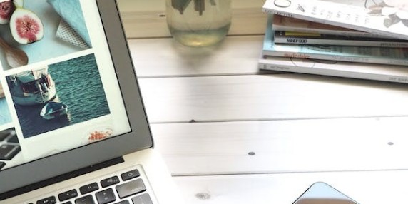 大学在线阅卷的技术演进与应用实践在大学教育领域，随着科技的进步和应用的不断推广，在线阅卷技术日益成为教学评估的重要工具。这项技术的发展与应用实践，为传统的试卷阅读方式带来了革新和效率提升。传统的试卷阅读需要教师耗费大量时间和精力，而在线阅卷技术通过数字化处理，能够快速准确地对大量试卷进行评分和反馈。这种方式不仅节省了时间，还能降低人为因素对评分结果的影响，提高了评估的客观性和公正性。在线阅卷技术的演进包括两个主要方面：一是评分的自动化程度不断提高，通过算法和规则系统，系统能够识别和评估学生答案中的关键内容，并依据预设的评分标准进行分数计算。二是多样化的试题形式逐渐得到支持，从传统的选择题和填空题扩展到开放性问题和实践性任务，使得评估更贴近真实学习场景和能力的要求。在实际应用中，大学在线阅卷技术不仅用于期末考试和统一考试，还广泛应用于课堂作业、小测验等日常评估中。教师可以根据学习目标和课程特点，灵活设计和安排评估任务，实现个性化的学习反馈和指导，提升学生的学习效果和自主学习能力。然而，尽管在线阅卷技术带来了诸多便利和效率，但也面临着一些挑战和限制，例如对于复杂性高、主观性强的题目评估仍需人工干预，以确保评分的准确性和公正性。因此，未来的发展方向将继续探索人机协作评估的模式，利用技术手段辅助提升教育评估的全面性和多维度性。总的来说，大学在线阅卷技术的技术演进与应用实践，不仅推动了教学评估方式的革新，也为教育质量提升提供了重要支持，成为现代教育管理中不可或缺的重要组成部分。