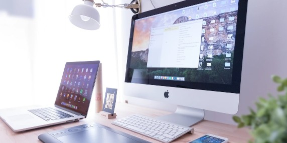 现代化评估工具：高效网上阅卷系统平台特点现代化评估工具：高效网上阅卷系统平台特点在当今信息化社会，教育评估工作变得日益重要。为了提高评估效率和准确性，许多教育机构和考试管理部门正在转向现代化评估工具，其中网上阅卷系统成为越来越受欢迎的选择。本文将探讨网上阅卷系统平台的特点，以及它们在现代化评估中的作用。灵活的题型支持网上阅卷系统平台能够支持各种题型的阅卷，包括选择题、填空题、简答题等。这种灵活性使其适用于不同类型的考试和评估场景，从而满足了教育评估的多样化需求。实时数据处理通过网上阅卷系统，阅卷结果可以实时生成和处理。教育机构和考试管理部门可以立即获得学生的成绩和评估报告，从而加快了评估流程并提高了效率。自动评分和评估标准网上阅卷系统平台具有自动评分功能，可以根据预设的评估标准对学生答卷进行评分。这种功能大大减轻了教师和评卷人员的工作负担，同时提高了评估的一致性和客观性。数据安全和保密性现代化的网上阅卷系统平台通常拥有严格的数据安全措施，保障学生答卷和评分数据的安全性和保密性。这为教育机构和考试管理部门提供了可靠的保障，确保评估工作的公正和透明。用户友好的界面优秀的网上阅卷系统平台通常具有直观友好的用户界面，使教师和评卷人员能够轻松上手并高效地进行评分工作。这种用户友好性提高了工作效率并减少了培训成本。总的来说，现代化的网上阅卷系统平台在教育评估中发挥着重要作用。它们的灵活性、实时性、自动化功能、安全保密性以及用户友好性，使其成为提高评估效率和准确性的关键工具。随着技术的不断进步，相信网上阅卷系统平台将在教育评估领域发挥越来越重要的作用。