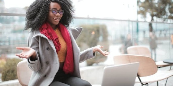 打造智慧校园正当时，高等院校本地化网络阅卷系统，推动教育发展新进程。打造智慧校园正当时，高等院校本地化网络阅卷系统，推动教育发展新进程。这是一场教育的革命，一场前所未有的变革。在当今社会，技术的迅猛发展已经成为推动各行各业向前发展的引擎，教育领域也不例外。面对信息化时代的挑战，高等院校积极应对，以创新的思维和务实的行动，引领着教育的新方向。智慧校园是一种全新的教育理念，旨在通过科技手段提升教学效率和质量。而本地化网络阅卷系统，作为智慧校园的重要组成部分，具有诸多优势和意义。首先，它能够极大地节省人力资源，提高评阅效率。传统的阅卷方式需要大量的人力投入，而且容易出现人为失误，影响评分的准确性。而借助网络阅卷系统，可以实现自动化评阅，极大地提高了评阅的准确性和效率，从而为教学质量的提升提供了有力保障。其次，本地化网络阅卷系统能够促进教学过程的个性化和差异化。每个学生的学习能力和水平都不尽相同，传统的统一评阅方式往往无法满足不同学生的需求。而借助网络阅卷系统，可以根据学生的个性化需求，量身定制评阅标准和方式，为每个学生提供更加贴心的教学服务，从而实现教育的个性化发展。此外，本地化网络阅卷系统还可以促进教育资源的共享和优化。传统的阅卷方式往往局限于地域和资源的限制，教育资源无法实现有效的共享和利用。而借助网络阅卷系统，可以实现教育资源的全球共享，打破地域限制，使得优质的教育资源得以普及和共享，从而实现教育资源的优化配置，促进教育资源的合理利用。综上所述，打造智慧校园的本地化网络阅卷系统，无疑是当前高等院校教育发展的重要举措。它不仅能够提高评阅效率和质量，促进教学个性化和差异化，还可以促进教育资源的共享和优化，推动教育发展迈上新台阶。相信随着智慧校园建设的不断深入和完善，我国高等教育事业一定会迎来更加美好的明天。