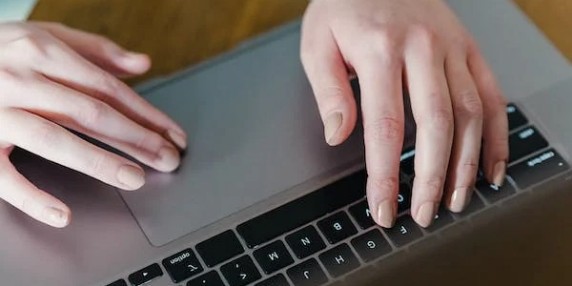 高校网上快速阅卷系统：数字化学生学业探索的新颖途径高校网上快速阅卷系统：数字化学生学业探索的新颖途径近年来，高校教育领域一直在追求创新和发展，以适应社会的变化和学生的需求。在数字化时代的背景下，高校网上快速阅卷系统应运而生，成为一种新颖的学生学业探索途径。高校网上快速阅卷系统是一种利用互联网技术和电子设备的评卷方式，通过数字化处理学生的试卷，实现快速、准确的批改和评分。这一系统的出现，不仅解决了传统纸质试卷评阅过程中可能出现的人为错误和主观性，还提高了评卷的效率和公正性。首先，高校网上快速阅卷系统为学生提供了更加便捷的学业探索方式。传统的手工评阅需要耗费大量的时间和人力资源，而网上快速阅卷系统可以在短时间内完成大量试卷的评阅工作，将学生成绩及时反馈给学生，帮助他们更好地了解自己的学业水平，为进一步的学习提供指导。其次，高校网上快速阅卷系统的数字化处理可以提高评卷的准确性和公正性。由于系统采用了先进的技术手段，可以对答卷进行详细的分析和比对，减少人为错误的可能性。而且，系统能够根据预设的评分标准进行评分，消除了人为主观因素的干扰，确保了评卷的公正性。此外，高校网上快速阅卷系统还能够积累大量的评阅数据，为教师和学校提供更全面的学生学业分析。通过对学生成绩和答题情况的统计分析，教师可以更好地了解学生的学习情况和问题所在，有针对性地进行教学指导和改进。同时，学校可以利用系统提供的数据，对课程设置和教学质量进行评估，为学校的教育管理提供科学依据。总的来说，高校网上快速阅卷系统作为一种数字化学生学业探索途径的新颖方式，带来了许多便利和改进。它不仅提高了评卷的效率和准确性，还为学生、教师和学校提供了更多的数据支持和分析工具。相信随着科技的不断发展和应用，高校网上快速阅卷系统将会在教育领域发挥更加重要的作用，推动学生学业的持续探索和进步。