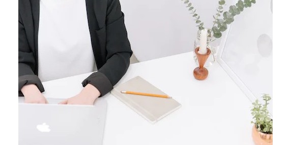 高校网上快速阅卷系统：数字化学生成绩管理的新范式高校网上快速阅卷系统：数字化学生成绩管理的新范式随着信息技术的不断进步，高校教育领域也在不断探索和应用数字化技术，以提高教学质量和管理效率。近年来，高校网上快速阅卷系统成为了备受关注的话题，它为学生成绩管理带来了全新的范式。传统的学生成绩管理往往面临着繁琐的纸质试卷批阅和成绩录入工作，不仅费时费力，而且容易出现错误。而高校网上快速阅卷系统的出现，彻底改变了这一局面。通过该系统，教师可以将学生的答卷通过数字化方式上传至系统，系统则能够快速而准确地对答卷进行评阅和成绩录入，极大地提高了教师的批阅效率，减轻了他们的工作负担。除此之外，高校网上快速阅卷系统还具有成绩数据分析和管理的功能。系统能够自动生成各种形式的成绩报表，帮助教师和学校管理者更好地了解学生成绩的分布和趋势，从而及时调整教学计划和课程设置，提高教学质量。此外，高校网上快速阅卷系统还为学生和家长提供了便利。学生成绩可以通过系统及时查询，家长也能够第一时间了解学生的学业表现，实现了信息的透明化和共享化。总的来说，高校网上快速阅卷系统的出现，标志着学生成绩管理迈入了数字化、智能化的新时代，它不仅提高了教师的工作效率，改善了学生成绩管理的精确度，还带来了便利和透明化的教育管理模式。相信随着技术的不断进步和应用，高校网上快速阅卷系统必将在教育领域发挥越来越重要的作用。