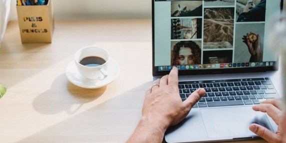 网络阅卷系统在学情分析中的作用与意义网络阅卷系统在学情分析中的作用与意义随着信息技术的发展，网络阅卷系统逐渐应用于教育领域，为学情分析提供了强有力的支持。网络阅卷系统是一种利用计算机和互联网技术实现对学生答卷进行自动批改和评估的系统。其在学情分析中的作用与意义不容忽视。首先，网络阅卷系统能够提高批改效率。传统的手工阅卷过程繁琐而费时，容易出现人为误差。而网络阅卷系统通过自动化的方式，能够快速、准确地对大量答卷进行批改。这不仅节省了教师的时间和精力，也提高了批改的准确性和公正性。其次，网络阅卷系统可以为学情分析提供大量的数据支持。在传统的阅卷方式下，教师只能获得有限的学生答卷信息，难以全面了解学生的学习情况。而网络阅卷系统能够收集和存储大量的学生答卷数据，通过数据分析和挖掘，可以深入了解学生的学习状态、知识点掌握情况以及错误类型等。这为教师提供了更多的信息，使得他们能够更好地制定教学方案和个性化辅导。此外，网络阅卷系统还可以促进评价的科学化和标准化。在传统的手工阅卷中，评分标准容易受到主观因素的干扰，不同教师之间评分存在差异。而网络阅卷系统通过设定明确的评分细则和标准，实现了评价的科学化和标准化。这不仅可以提高评分的客观性和公正性，也方便了教育部门对学校、教师和学生的考试成绩进行统计和比较，为学校管理和教育改革提供参考依据。然而，网络阅卷系统也存在一些挑战和问题。首先，系统的技术要求较高，需要有强大的计算和存储能力，以及稳定的网络环境。其次，对于主观性较强的题目（如作文题），系统的评分可能不如人工评分准确。此外，网络阅卷系统的使用需要教师具备一定的技术操作和管理能力，否则可能造成误操作和数据泄露等问题。综上所述，网络阅卷系统在学情分析中扮演着重要的角色。它提高了批改效率，为学情分析提供了大量数据支持，促进了评价的科学化和标准化。尽管存在一些挑战和问题，但随着技术的不断进步和应用经验的积累，相信网络阅卷系统将在教育领域发挥更大的作用，助力学生的学习和发展。