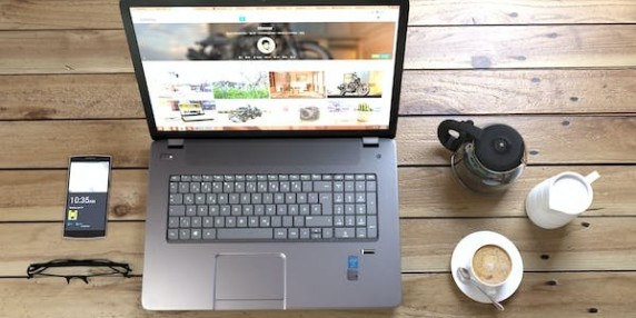 大学在线智能本地化私有化网络阅卷系统：实现高效试卷评阅的新途径大学在线智能本地化私有化网络阅卷系统：实现高效试卷评阅的新途径在高等教育的背景下，试卷评阅是教学评估过程中的一个重要环节。传统的试卷评阅方式往往依赖人工操作，不仅费时费力，还可能受到主观因素的影响。为了解决这些问题，大学纷纷探索新的技术手段来提高评阅效率和准确性。本文将探讨一种基于本地化和私有化网络系统的创新方法，以实现试卷评阅的高效化和规范化。一、系统概述这种新的阅卷系统结合了现代网络技术和本地化处理功能，旨在为大学提供一个高效、可靠的试卷评阅解决方案。与传统的纸质阅卷不同，该系统采用了完全数字化的评阅方式，通过网络平台实现试卷的自动化管理和评审。这一系统不仅可以减少人工干预，还能提高评阅的准确性和效率。二、主要特点本地化部署：系统采用本地服务器部署，确保所有数据和操作均在校内环境中进行。这种做法不仅提高了数据安全性，还减少了对外部网络的依赖，避免了信息泄露的风险。私有化网络：系统运行在大学的私有化网络中，确保了数据传输的安全性和稳定性。私有网络的使用避免了公共网络可能带来的安全隐患，并且可以根据学校的具体需求进行优化配置。高效的试卷管理：通过网络平台，教师可以方便地上传试卷，系统自动将试卷分发到各个阅卷员。试卷的分发和收回都在系统中自动完成，大大减少了人工操作的复杂性。自动化评阅功能：系统内置了多种自动评阅工具，可以快速处理选择题、填空题等标准化试题。对于主观题，系统也提供了辅助评分功能，通过多重评分标准提高评阅的客观性。实时统计与反馈：系统能够实时生成各种评阅统计报告，帮助教师和学校管理者及时了解考试情况和学生表现。这些统计数据可以用于教学改进和决策支持。三、实施效益提高效率：自动化的试卷处理和评阅功能使得阅卷过程大大加快，从而减轻了教师的工作负担。系统可以在短时间内完成大量试卷的评阅，显著提高了效率。保证公平性：系统通过标准化的评分工具和自动化的评阅过程，减少了人为因素对评分结果的影响，从而保证了评阅的公平性和客观性。数据安全：本地化和私有化网络的应用确保了数据的安全性。所有的评阅过程和数据存储都在校内进行，降低了数据泄露的风险。方便管理：系统提供了全面的试卷管理功能，包括试卷的上传、分发、评阅、统计等，使得整个评阅过程更加可控和透明。四、未来展望随着技术的不断进步，大学在线智能本地化私有化网络阅卷系统有望在未来得到进一步的发展和完善。未来的系统可能会集成更多的功能，例如支持多种题型的评阅、更智能的评分分析工具等。此外，系统的用户界面和操作流程也会不断优化，以适应不断变化的教育需求。总之，通过引入这种新的阅卷系统，大学不仅可以提高试卷评阅的效率和准确性，还能够在保障数据安全和公平性的前提下，推动教育评估的现代化进程。这一系统的实施无疑将为高等教育的发展带来积极的影响。