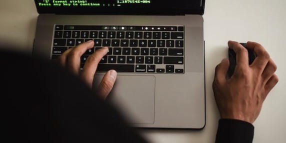 智能在线网络阅卷系统在职业技能鉴定中的应用探究当代教育领域正日益受到智能在线网络阅卷系统的青睐。这些系统在职业技能鉴定中的应用，不仅仅是一种技术革新，更是教育评估方法的一次重要革命。本文将探讨智能在线网络阅卷系统如何在职业技能鉴定中发挥作用，并分析其对教育评估带来的影响。首先，智能在线网络阅卷系统通过其高效的评分和反馈机制，为职业技能鉴定提供了更为客观和快速的评估手段。传统的鉴定方法往往依赖于人工评分，这不仅费时费力，还容易受到主观因素的影响。相比之下，智能系统能够基于设定的评分标准自动化地分析和打分，大大提升了评估的公正性和准确性。其次，这些系统通过实时反馈和个性化学习路径的设计，有助于提升学员的学习效果和技能发展。通过分析学员在实际操作中的表现，系统可以为其量身定制学习建议和进步指导，从而更有效地促进技能的提升和强化。此外，智能在线网络阅卷系统还能够帮助教育机构和企业更好地管理和分析大量的学习数据。通过系统记录和分析学员的学习历程和成绩，教育者可以更清晰地了解学员的学习进度和技能水平，从而更有针对性地进行教学计划的调整和优化。总体而言，智能在线网络阅卷系统在职业技能鉴定中的应用，不仅提升了评估效率和准确性，还促进了个性化学习的实现，推动了教育评估方法向更科学、更智能的方向发展。随着技术的不断进步和应用场景的扩展，相信这些系统将在未来的教育和职业培训中发挥越来越重要的作用。