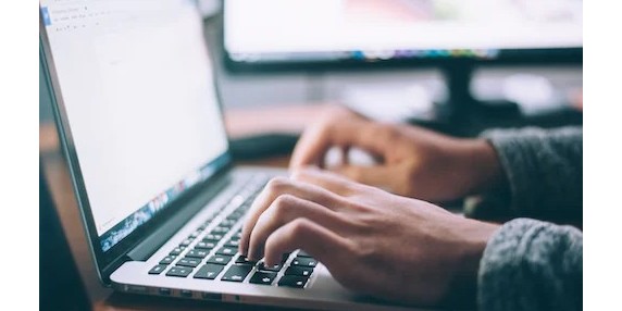 高校私有化网上阅卷系统：实现教学成绩在线管理方案和方法标题：高校私有化网上阅卷系统：实现教学成绩在线管理方案和方法随着信息技术的快速发展，高校教务管理也在逐步向数字化、网络化迈进。为了实现教学成绩的在线管理和提高工作效率，许多高校开始考虑私有化网上阅卷系统。本文将介绍高校私有化网上阅卷系统的方案和方法，以及其带来的好处。一、方案概述私有化网上阅卷系统是指高校自己建立并运营的在线管理平台，用于批阅学生答卷、计算成绩、生成报表等教学评估工作。该系统基于云计算和大数据技术，具有高效、安全、可信赖的特点。二、系统构成与功能用户管理模块：包括学生、教师、教务人员等各类用户的账号管理和权限分配，确保系统的安全性和合法性。试题管理模块：支持教师上传试题、题目分类、批量导入等功能，方便试卷的准备和组卷。阅卷管理模块：教师可以在线对学生答卷进行批阅、评分和备注，系统能够自动计算得分并生成成绩。成绩查询模块：学生和教务人员可以通过系统查询学生成绩，了解学生的学习状况。报表统计模块：系统能够自动生成各类报表，如学科平均成绩、及格率分布等，为教务管理人员提供数据支持。三、方法与实施步骤系统需求分析：根据高校教务管理的需求，明确系统功能和性能要求。系统设计与开发：根据需求分析结果，进行系统架构设计、数据库设计和界面设计，开发出符合要求的网上阅卷系统。系统测试与优化：对开发完毕的系统进行功能测试、性能测试和安全测试，修复存在的问题，确保系统的稳定性和安全性。系统部署与推广：将网上阅卷系统部署到高校内部服务器或云服务器中，并进行培训和推广，确保用户能够顺利使用系统。四、私有化网上阅卷系统的好处提高工作效率：由于系统会自动计算得分和生成成绩报表，减少了手工处理的工作量，提高了教务管理人员和教师的工作效率。数据安全可控：私有化系统意味着高校对数据的掌控权，可以自行制定安全策略和权限控制，确保学生和教师信息的安全。提供数据支持：系统能够自动生成各类报表和统计数据，为高校教务管理提供决策依据和数据支持。方便灵活的管理：通过网上阅卷系统，教师可以随时随地进行答卷批阅和成绩录入，方便教务管理人员对学生成绩进行及时监控和管理。总结：高校私有化网上阅卷系统是一种应对数字化时代教务管理需求的解决方案。通过合理的方案设计和方法实施，可以提高工作效率、保障数据安全、提供数据支持以及方便灵活的管理。相信随着技术的进一步发展，高校私有化网上阅卷系统将在教育领域发挥越来越重要的作用。